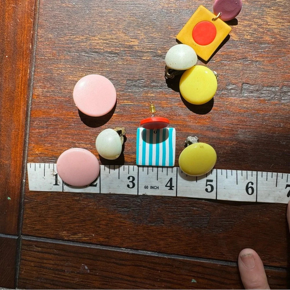 Vintage collection of 4 pairs of earrings clip & posts  white yellow pink multi - Picture 2 of 6